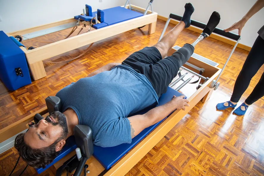 Aula de pilates com acompanhamento profissional