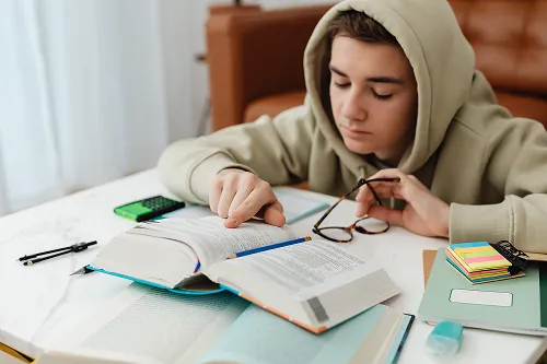 Adolescente estudando com apoio